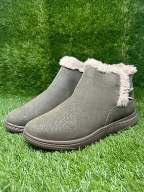 Clarks Women's 9.5W Breeze Cozy Booties Olive Ankle Boots